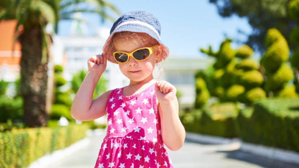 Lunettes de soleil pour enfant : pourquoi privilégier une monture résistante ?